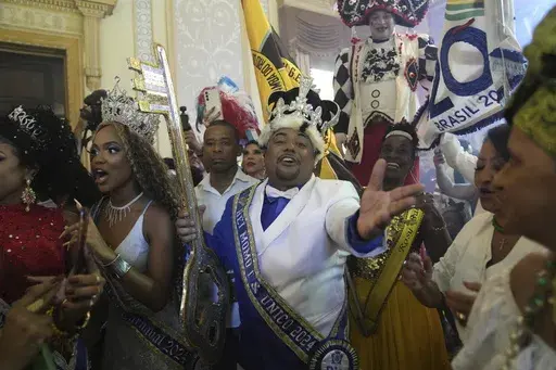 Carnival King Momo, Caio Cesar Dutra, holds the keys of the city he received from Mayor Eduardo Paes at a ceremony that officially kicks off Carnival in Rio de Janeiro, Brazil, Friday, Feb. 9, 2024. (AP Photo/Silvia Izquierdo)